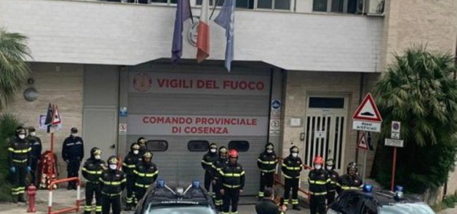 L'omaggio dei Vigili del Fuoco ad Angelo Bonaventura Ferri, collega scomparso a causa del Covid19