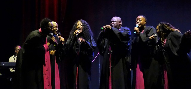 AMA Calabria, Eric Waddell e i suoi gospel singers fanno entrare nell’atmosfera natalizia Caulonia e Lamezia Terme