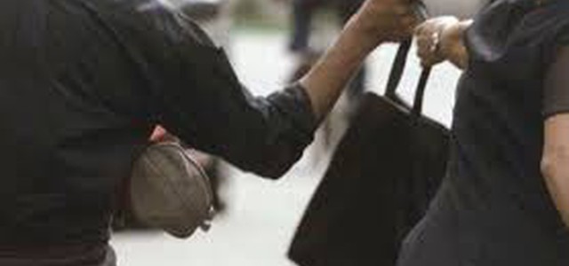 Aveva rapinato una studentessa: condannato agli arresti domiciliari 