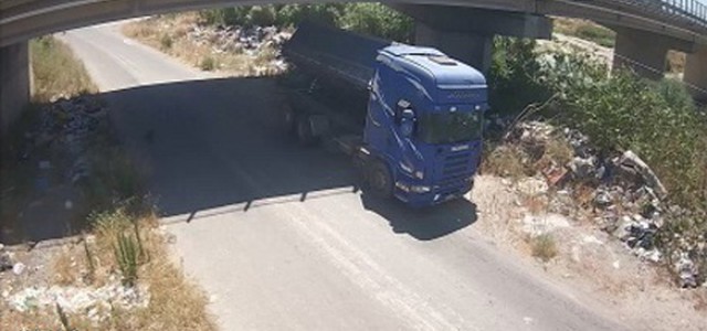 Scarico rifiuti illegale con TIR
