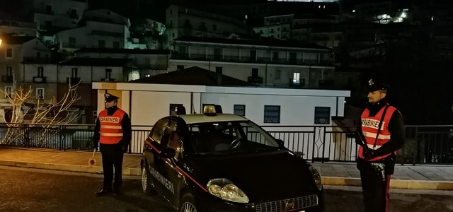 Blocca Carabinieri e figlia di 11 anni getta cocaina da balcone, arrestato
