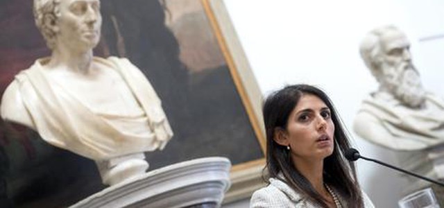 Roma: chiesto rinvio a giudizio della Raggi per falso