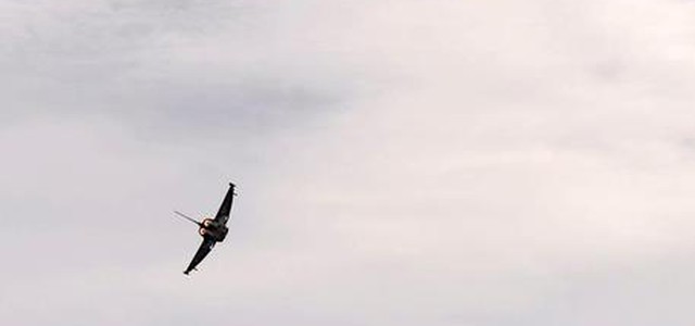 Caccia militare in mare durante esibizione a Terracina