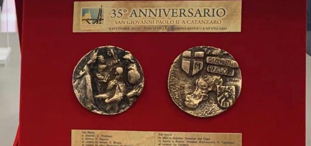 35° DELLA VISITA DI PAPA GIOVANNI PAOLO II - DONATA ALLA PARROCCHIA SANTA MARIA DI PORTO SALVO RIPRODUZIONE DEL MEDAGLIONE REGALATO AL SANTO POLACCO