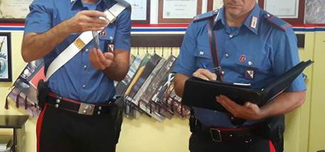 Falso poliziotto inganna 2 donne, arrestato