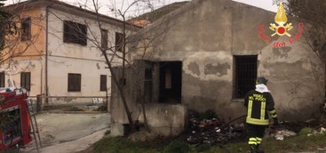 In fiamme appartamento abbandonato nel Catanzarese, non si esclude azione dolosa