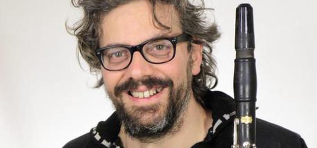 Noto musicista suona in strada: multato. Ma sindaco lo difende