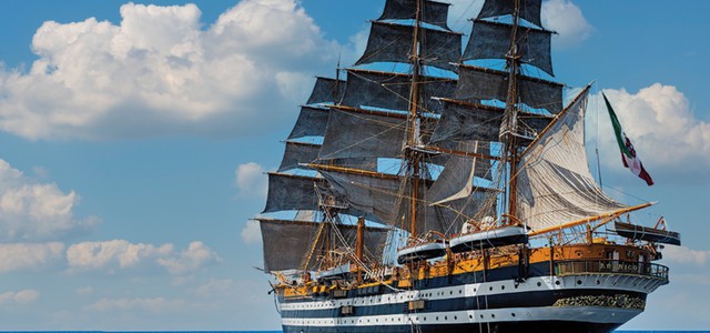La nave scuola Vespucci approda a Reggio Calabria per l'undicesima tappa del Tour Mediterraneo