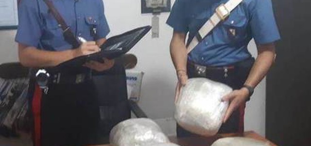 Droga:nascondeva 4,5 kg di marijuana nel trolley,arrestato