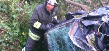 Auto in scarpata, ma vigili del fuoco non trovano nessuno: conducente era già a casa