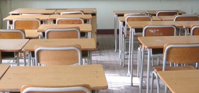 Figlia 16enne rimproverata per l'abbigliamento in classe, mamma aggredisce insegnante