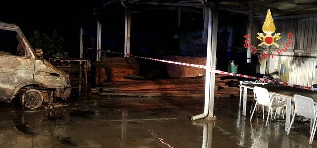 Incendio deposito materiale edile a Botricello