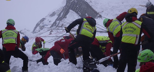Hotel Rigopiano, estratte altre 4 persone vive. Sale a 4 il bilancio delle vittime