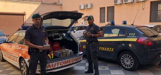 10 Kg hashish su auto medica, 2 arresti