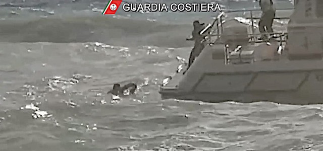 Bagnante non riesce a tornare a riva per mare mosso, salvato da Guardia costiera