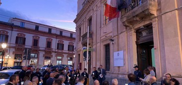 Poliziotti uccisi a Trieste, fiaccolata di solidarietà davanti alla Questura di Catanzaro