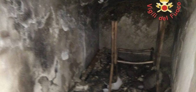 Incendio in sottoscala del chiostro della chiesa a Roccelletta