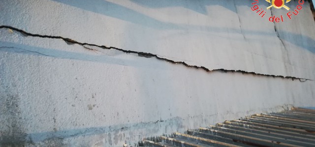 Spento incendio in capannone nautico a Soverato: si indaga per risalire alle cause