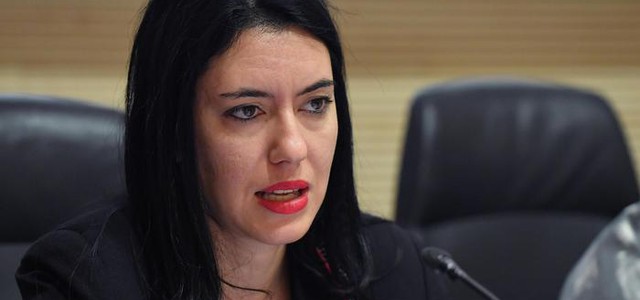 Covid, Azzolina: "Test rapidi e ritorno graduale a scuola"