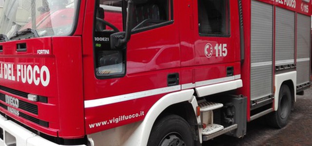 Incendio distrugge capannone nel Vibonese