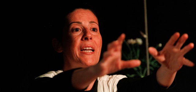 “MigraMenti”, sabato 5 aprile al Teatro Comunale di Badolato la compagnia Ucrìu in scena con “A(r)mo” di Tiziana Bianca Calabrò con Renata Falcone