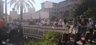 Omicidio Rosso, continua protesta della famiglia davanti Palazzo di Giustizia di Catanzaro (FOTO)