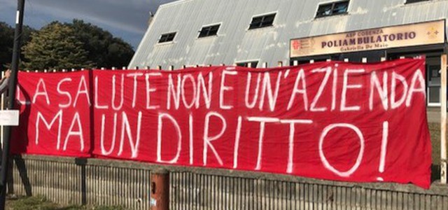 Covid: sit in a Rende: " La salute è un diritto non un'azienda"