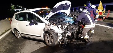 Rocambolesco incidente sulla statale 280 nel Catanzarese, due feriti (FOTO)