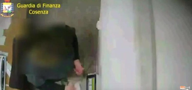 Furbetti del cartellino, blitz della GdF nel cosentino: 16 arresti (VIDEO)