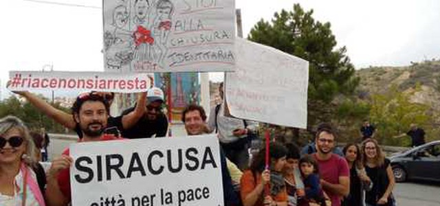 Migliaia a Riace per solidarietà a Lucano