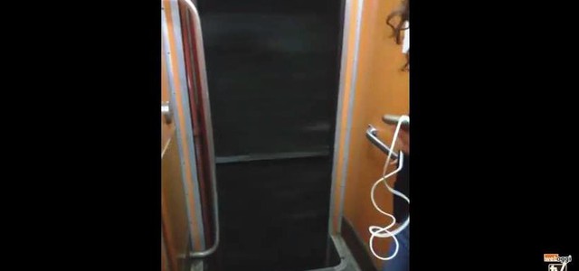 Treno in viaggio con le porte aperte (VIDEO)