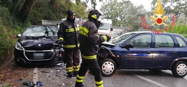 Incidente frontale, tre feriti