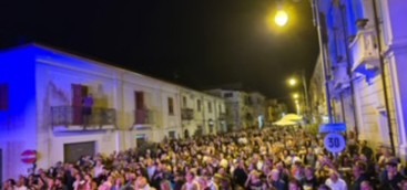Concerto dei Gipsy’s Kings: Un Successo Travolgente a Borgia. L’11 agosto la comicità irresistibile di Piero Procopio