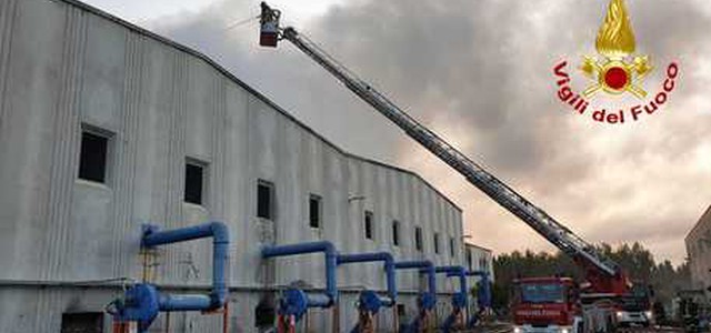 Incendio in impianto rifiuti, scuole chiuse per denso fumo