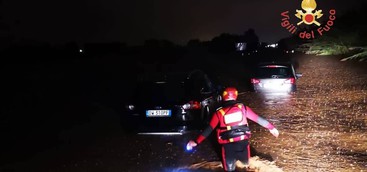 Maltempo, esondano torrenti nella Calabria ionica: soccorse auto invase d'acqua con a bordo bambini