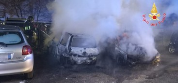 Catanzaro, vetture in fiamme e atti vandalici nella notte in via Stretto Antico (VIDEO)