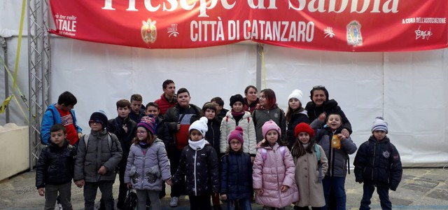 I bambini di Amato in visita al Presepe di Sabbia di Catanzaro grazie ad una iniziativa del Comune guidato dal sindaco Ruga