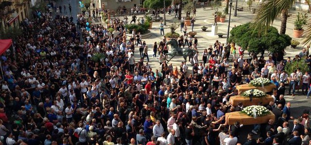 Oltre tremila persone per dare l'ultimo saluto ai tre giovani morti sulla Trasversale delle Serre
