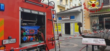Incendio in un esercizio commerciale a Cosenza, domato dai vigili del fuoco