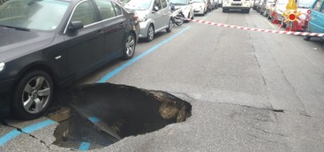 Flash - Voragine in via Buccarelli, danni a una vettura