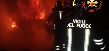 Auto in transito va in fiamme sulla SP 107, illeso conducente (FOTO)