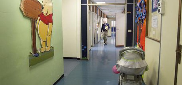 Cade dalle braccia del padre, bimbo di 2 mesi muore