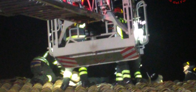 Incendio in abitazione nel Catanzarese, danni a tetto