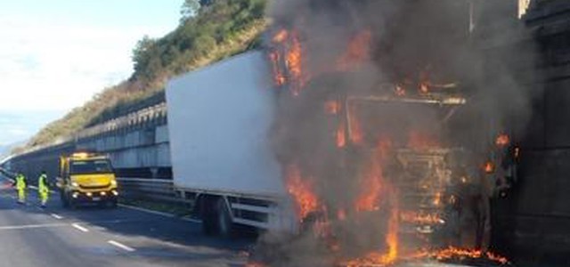Paura in autostrada : Tir  in fiamme