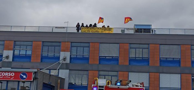 Lavoratori licenziati in protesta sul tetto dell'ospedale di Cosenza