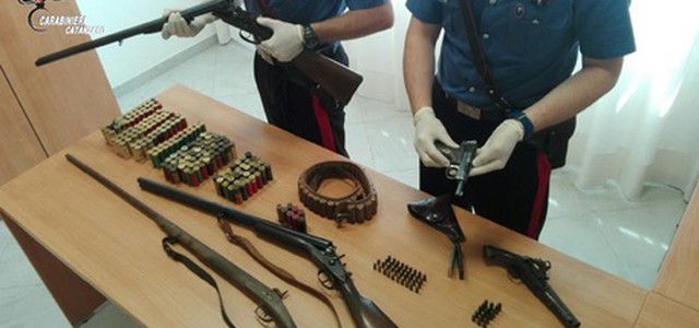 Stalker arrestato per possesso armi