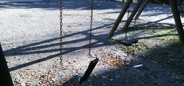Giochi rotti e nel degrado a rione De Filippis