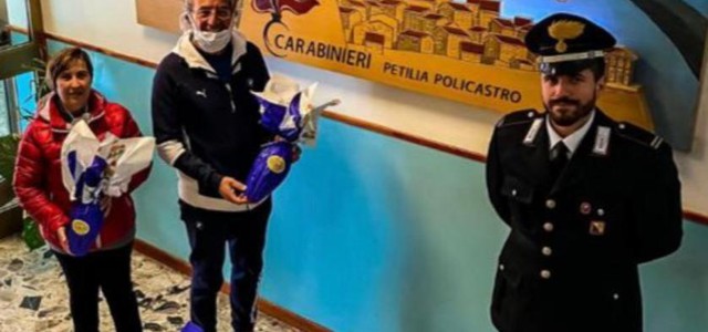 I Carabinieri di Petilia Policastro donano le uova di Pasqua ai più piccoli