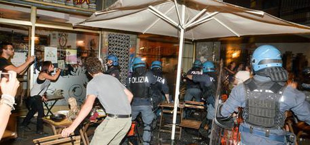 Tensione in piazza a Torino nei luoghi della movida, agenti aggrediti