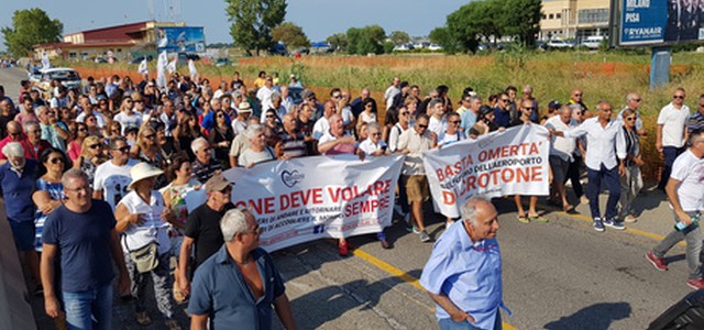 Calo voli da Crotone, bloccata statale